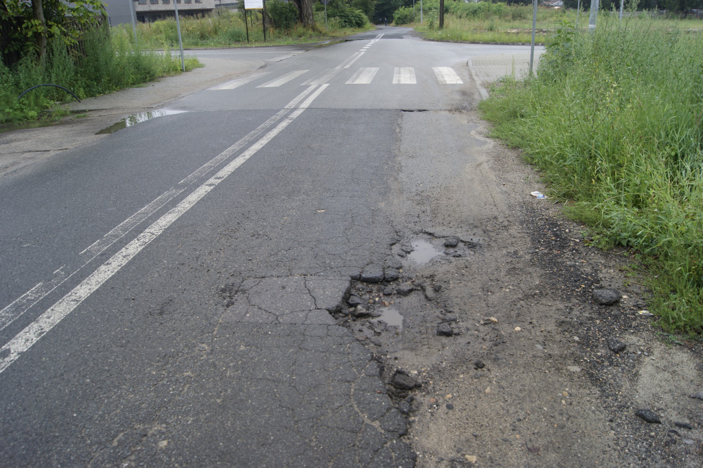 Lasowice. Dziurawa ulica Polna straszy