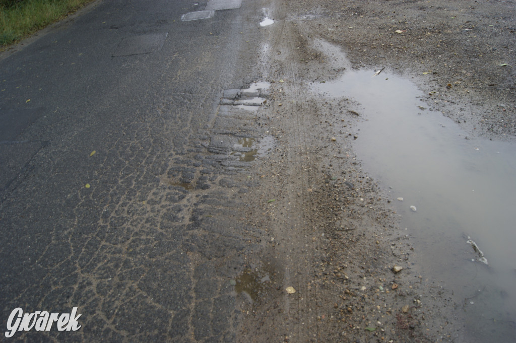 Lasowice. Dziurawa ulica Polna straszy