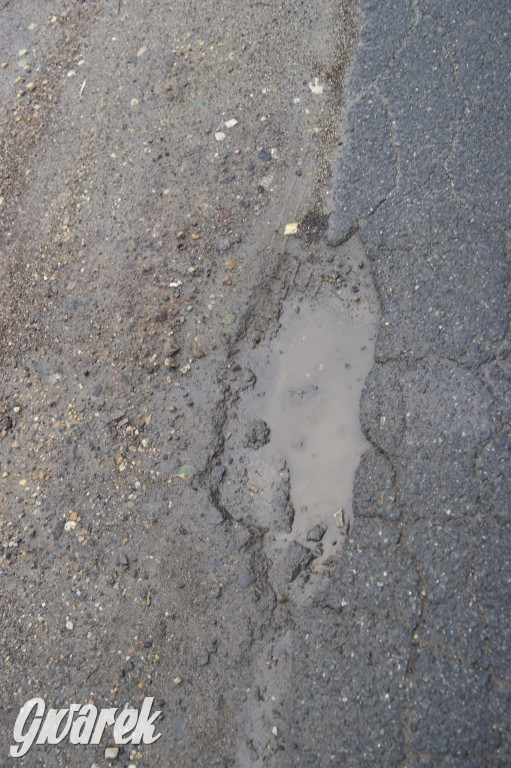 Lasowice. Dziurawa ulica Polna straszy