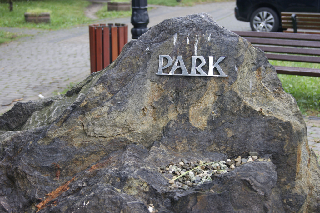 Zapomniany park Strzelecki - śmieci i plac budowy