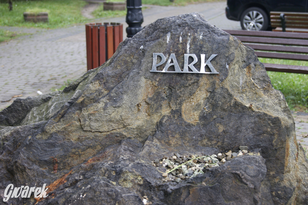 Zapomniany park Strzelecki - śmieci i plac budowy