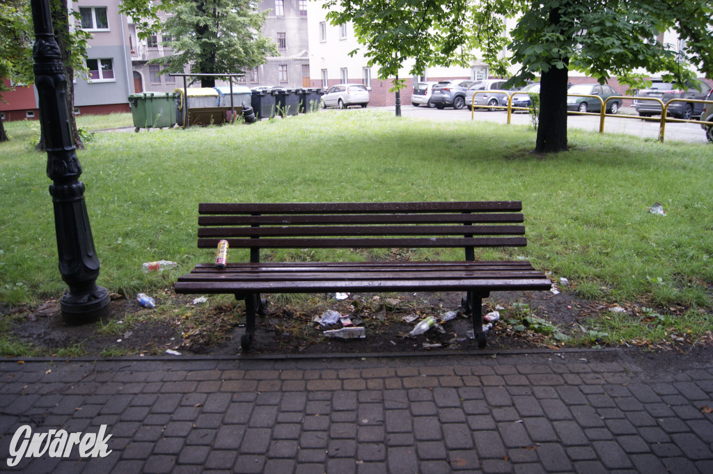 Zapomniany park Strzelecki - śmieci i plac budowy