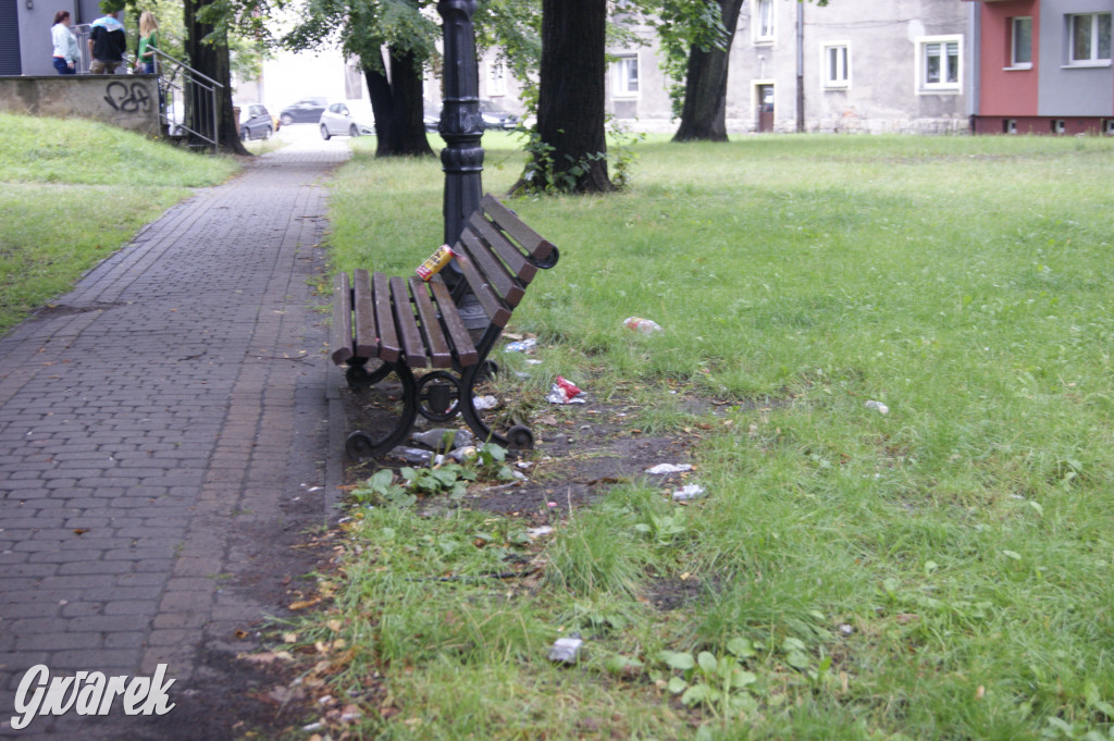 Zapomniany park Strzelecki - śmieci i plac budowy