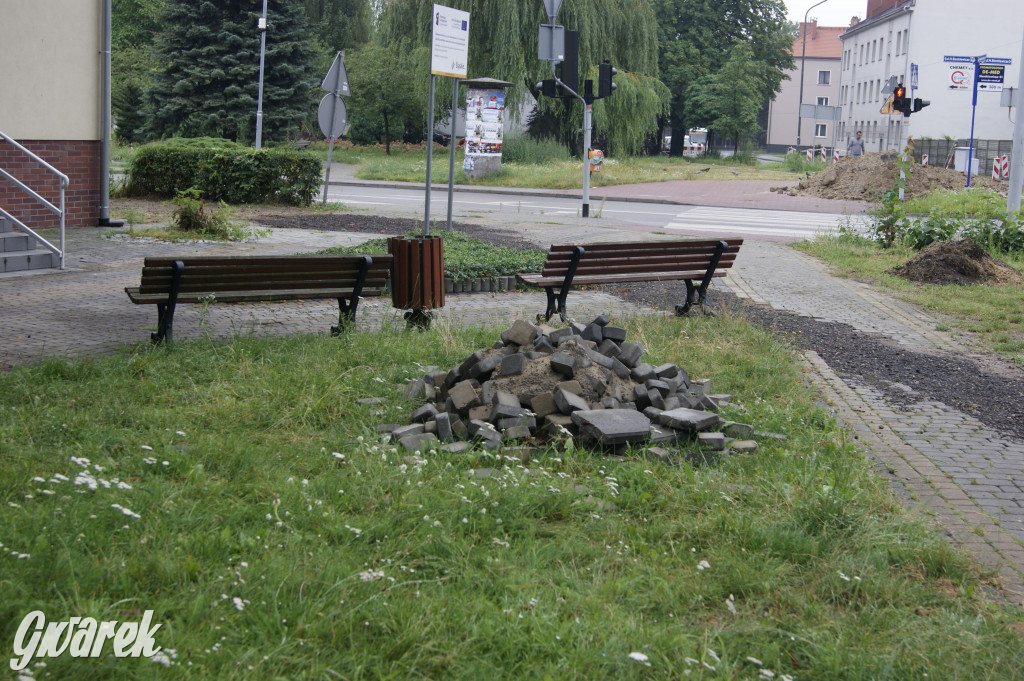 Zapomniany park Strzelecki - śmieci i plac budowy