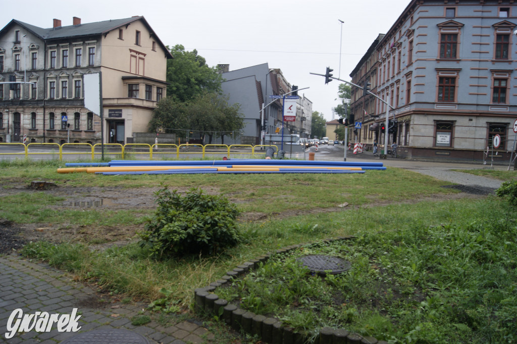 Zapomniany park Strzelecki - śmieci i plac budowy