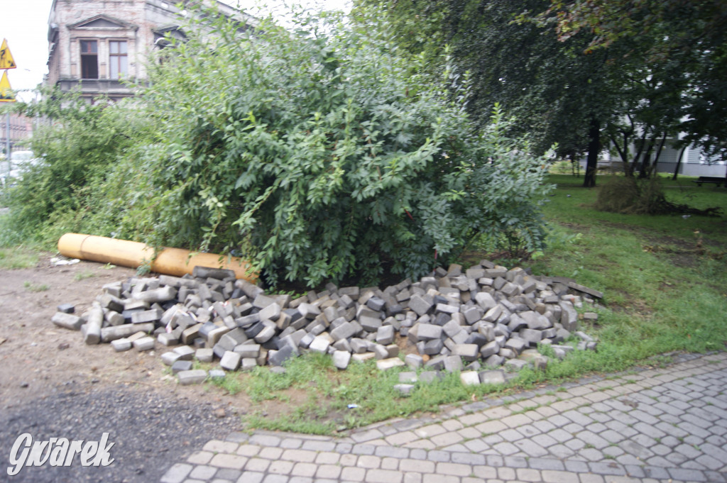 Zapomniany park Strzelecki - śmieci i plac budowy