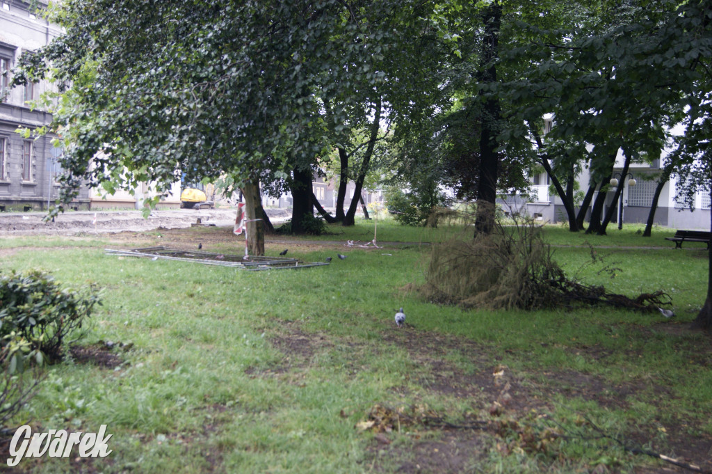 Zapomniany park Strzelecki - śmieci i plac budowy