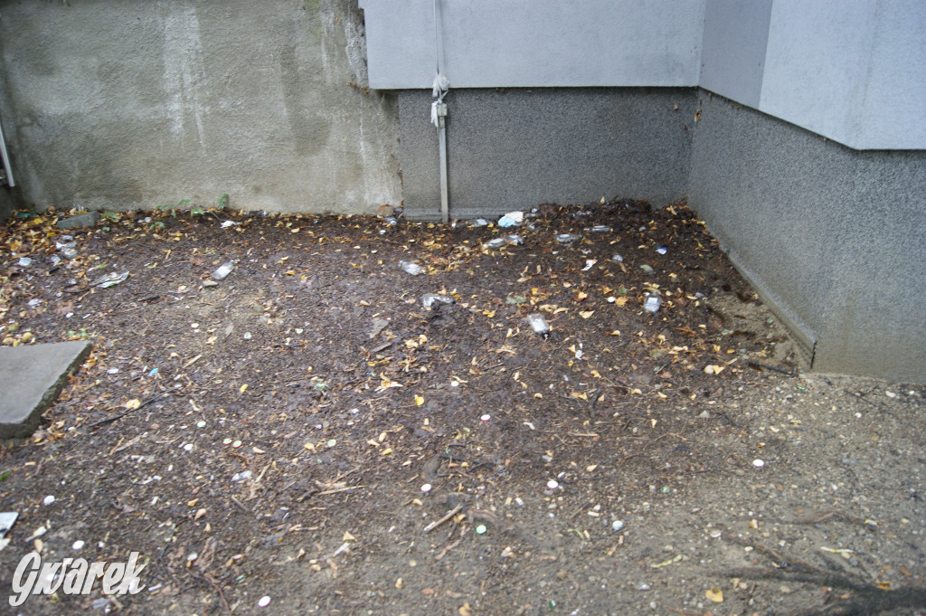 Zapomniany park Strzelecki - śmieci i plac budowy