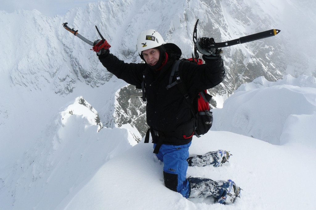 Policjant i druh zdobywa górskie szczyty