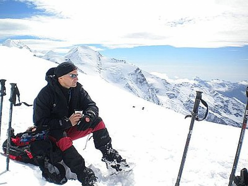 Policjant i druh zdobywa górskie szczyty