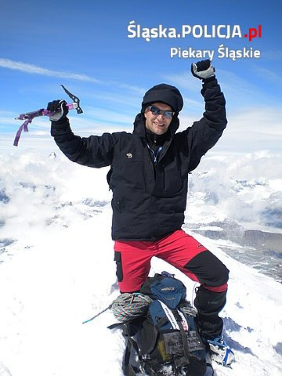 Policjant i druh zdobywa górskie szczyty