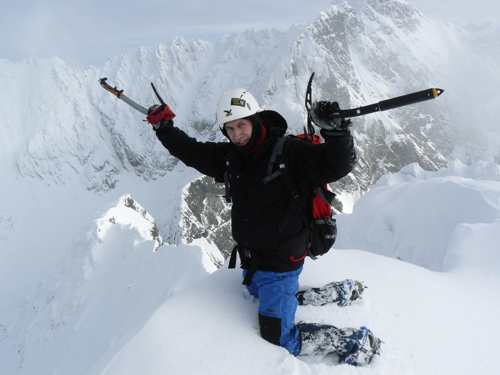 Policjant i druh zdobywa górskie szczyty