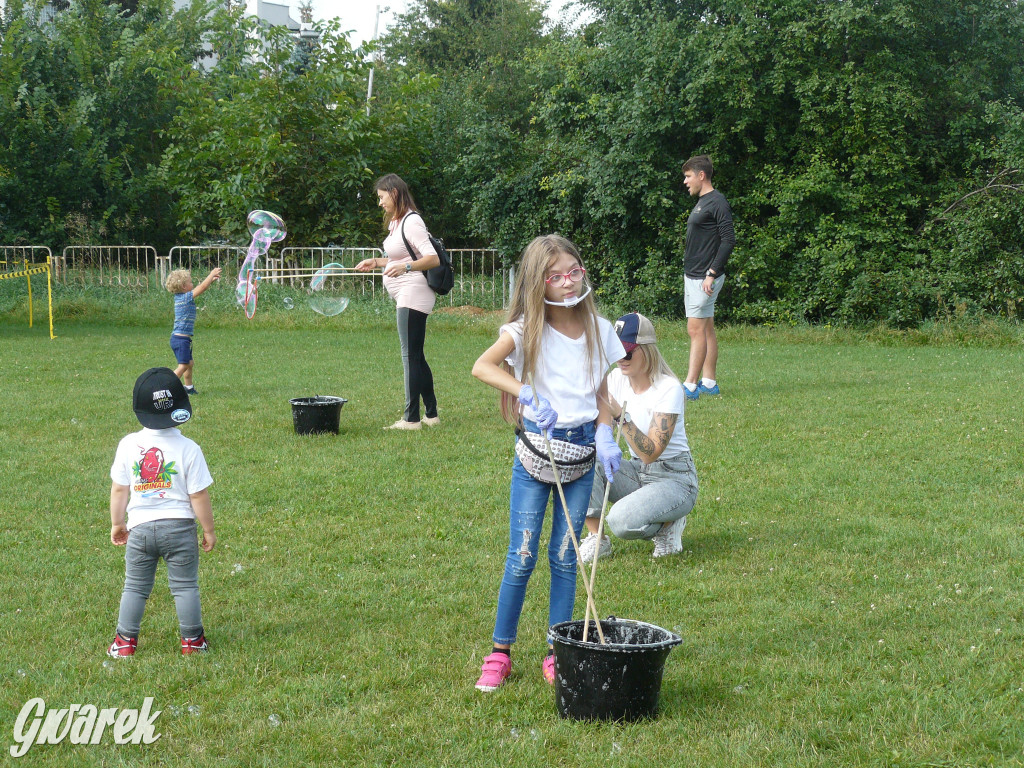 Festiwal baniek mydlanych na boisku TS Gwarek