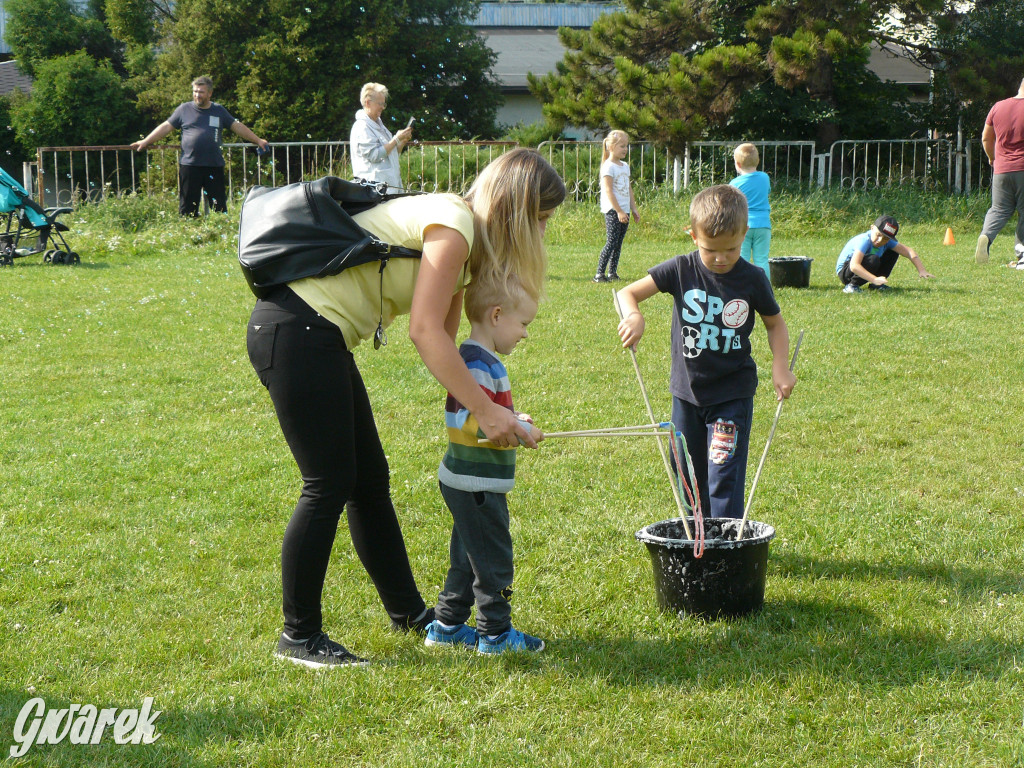 Festiwal baniek mydlanych na boisku TS Gwarek