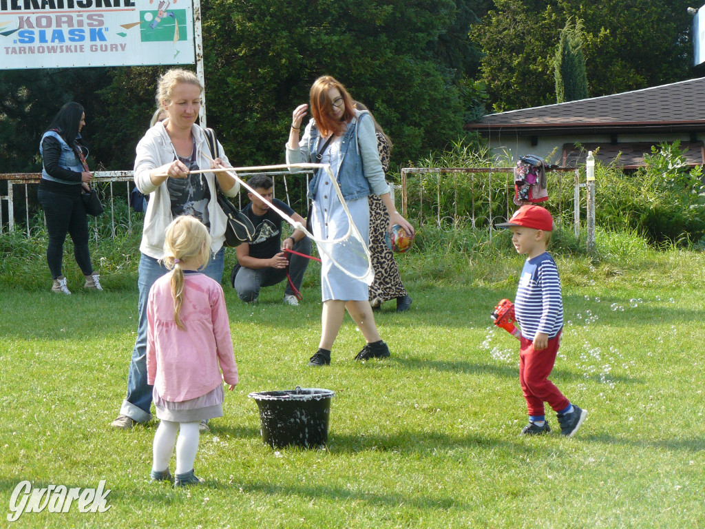 Festiwal baniek mydlanych na boisku TS Gwarek