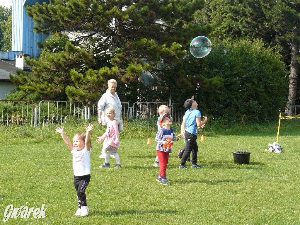 Festiwal baniek mydlanych na boisku TS Gwarek