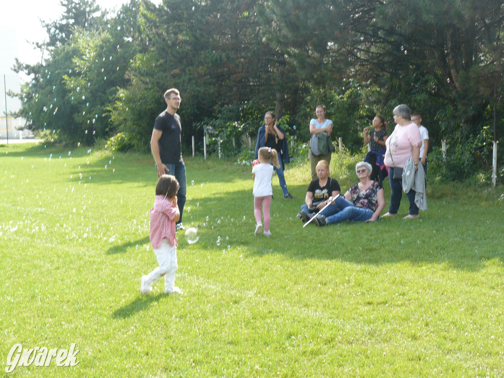 Festiwal baniek mydlanych na boisku TS Gwarek