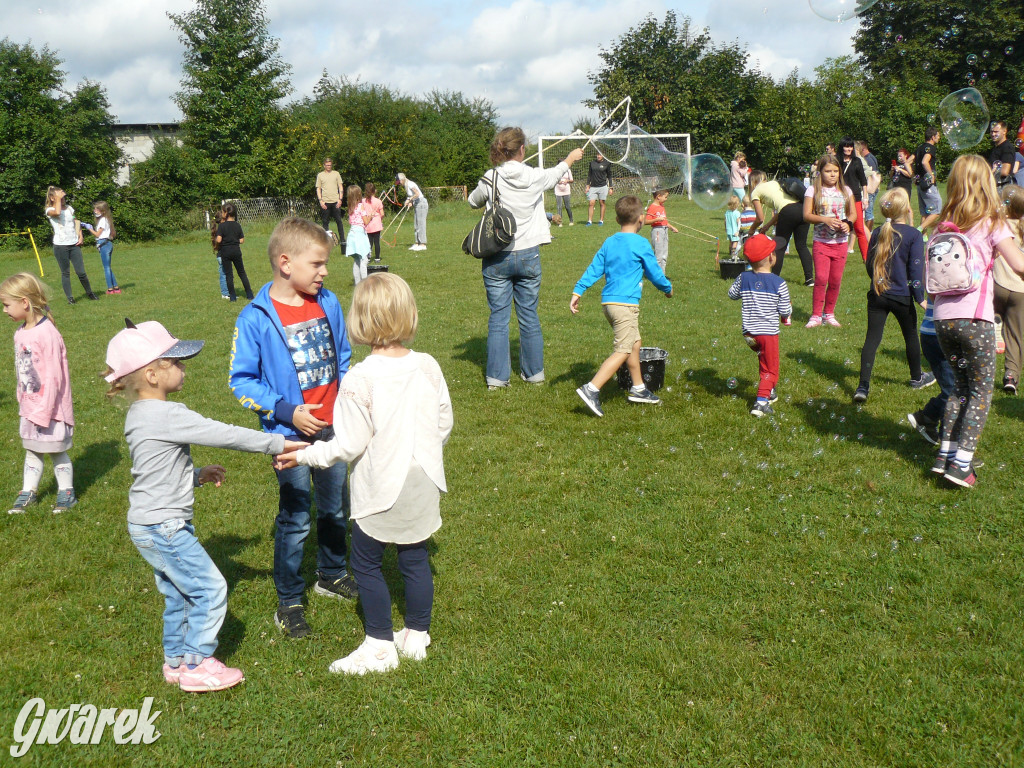 Festiwal baniek mydlanych na boisku TS Gwarek