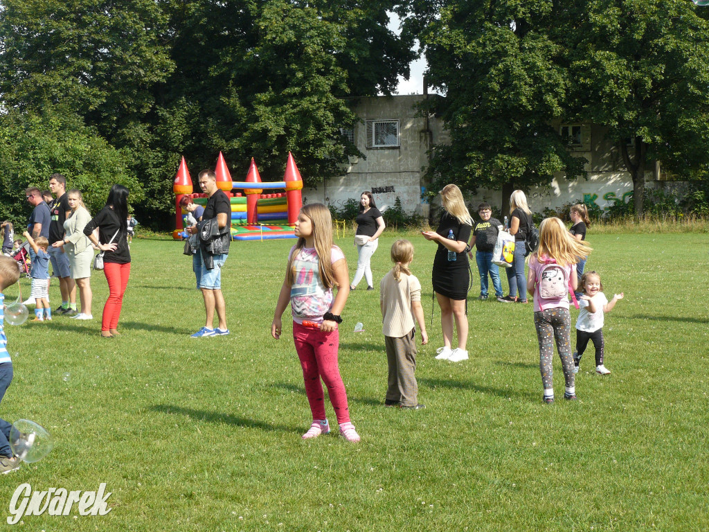 Festiwal baniek mydlanych na boisku TS Gwarek