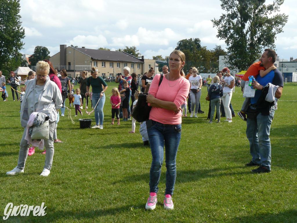 Festiwal baniek mydlanych na boisku TS Gwarek