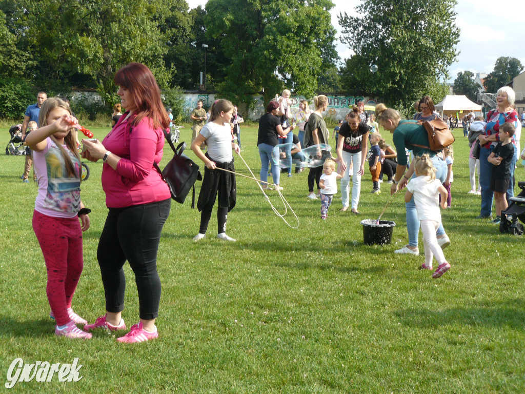 Festiwal baniek mydlanych na boisku TS Gwarek