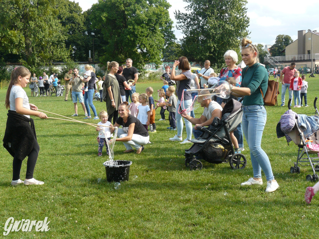Festiwal baniek mydlanych na boisku TS Gwarek