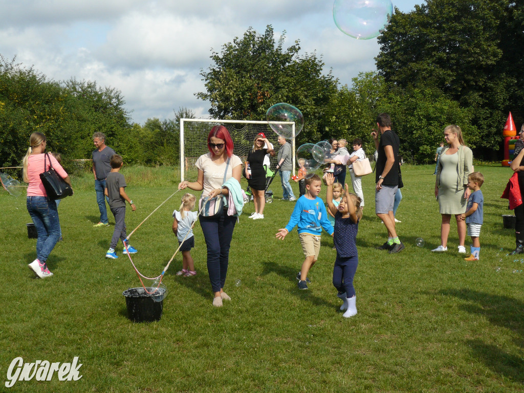 Festiwal baniek mydlanych na boisku TS Gwarek