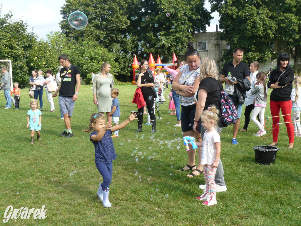 Festiwal baniek mydlanych na boisku TS Gwarek