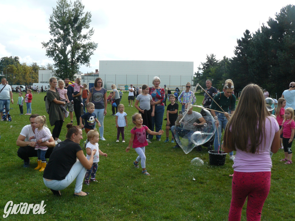 Festiwal baniek mydlanych na boisku TS Gwarek