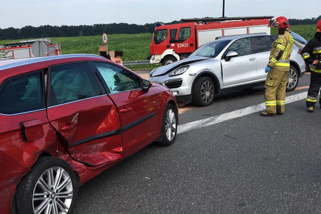 Skrzyżowanie w Boniowicach. Zderzenie trzech aut