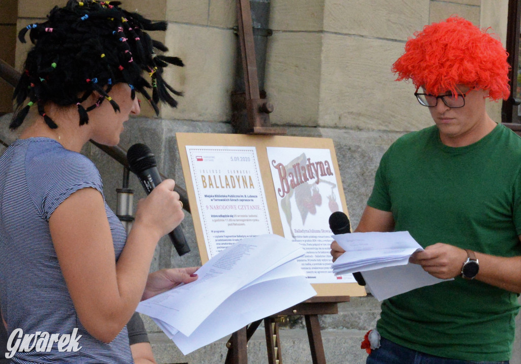 Balladyna na stopniach ratusza