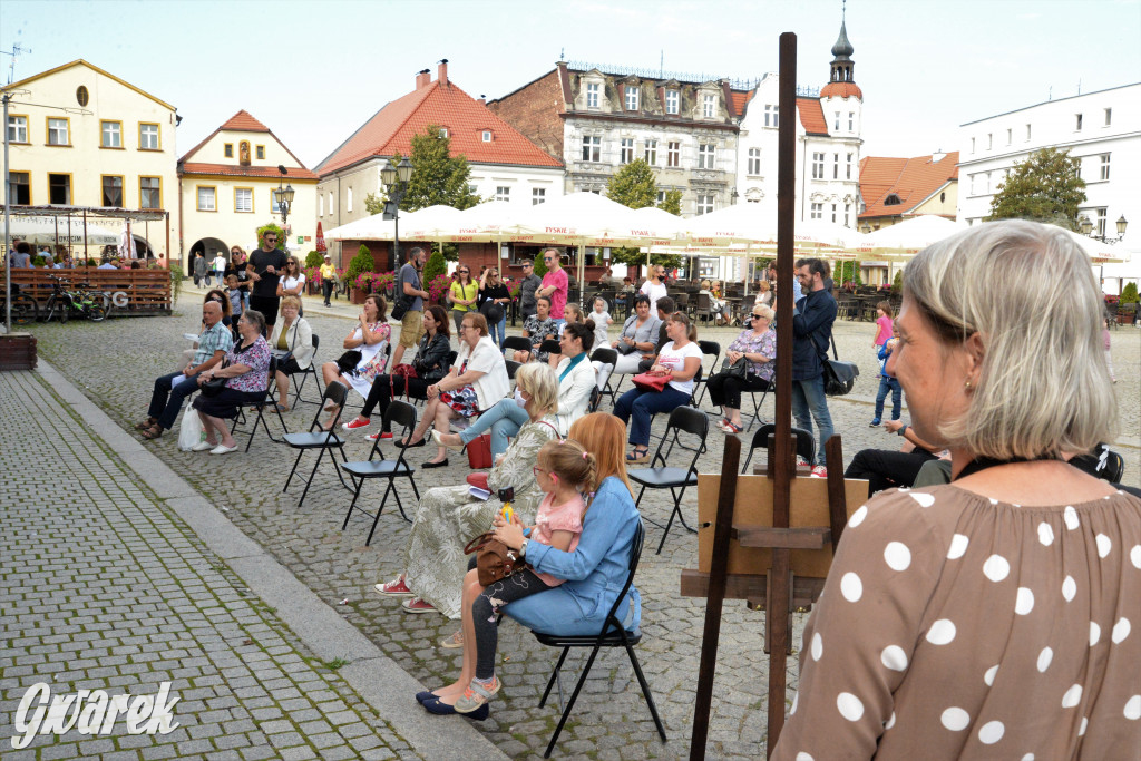 Balladyna na stopniach ratusza