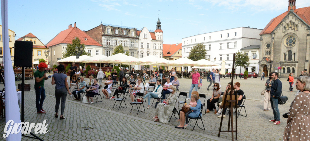 Balladyna na stopniach ratusza