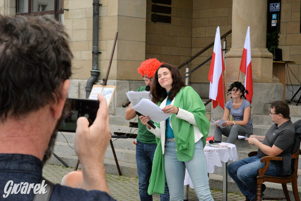 Balladyna na stopniach ratusza