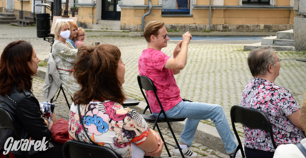 Balladyna na stopniach ratusza