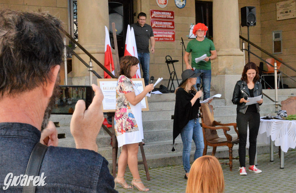 Balladyna na stopniach ratusza