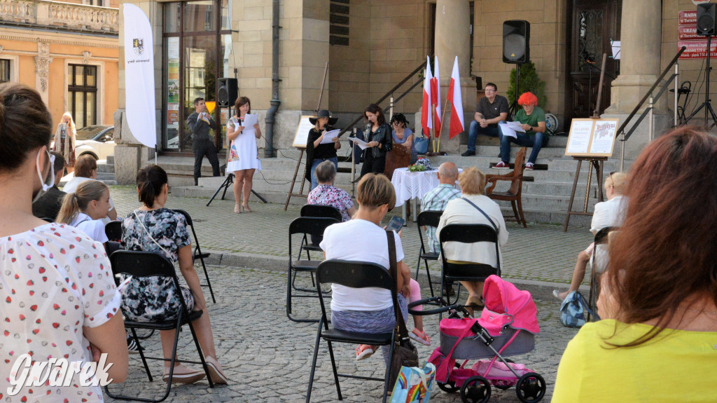 Balladyna na stopniach ratusza