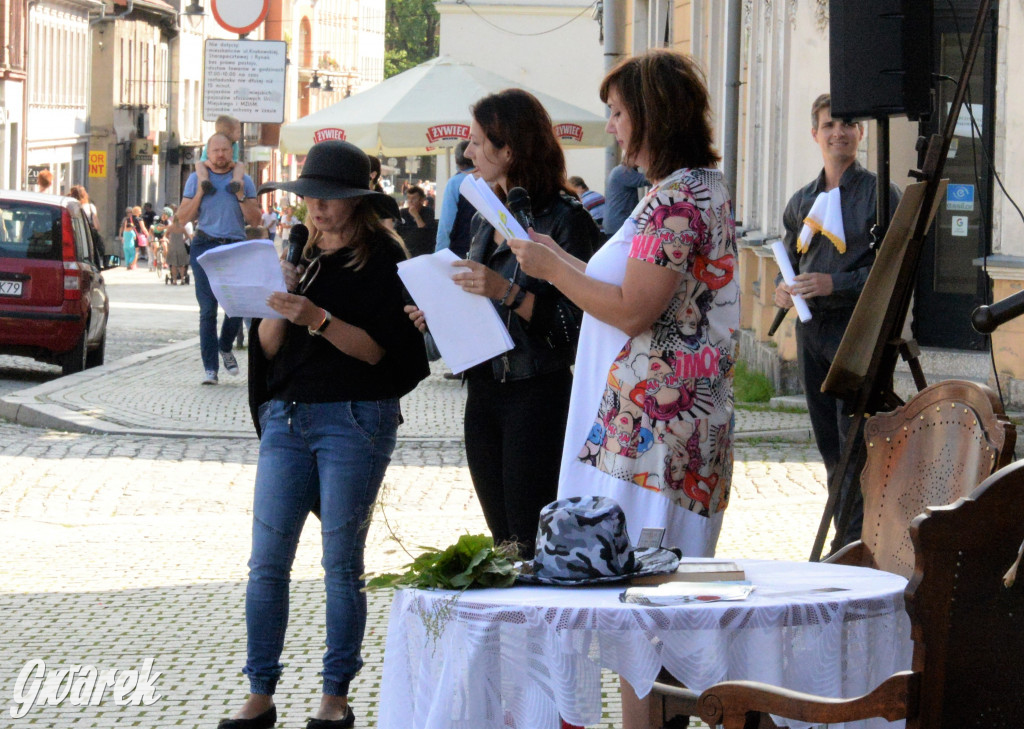 Balladyna na stopniach ratusza