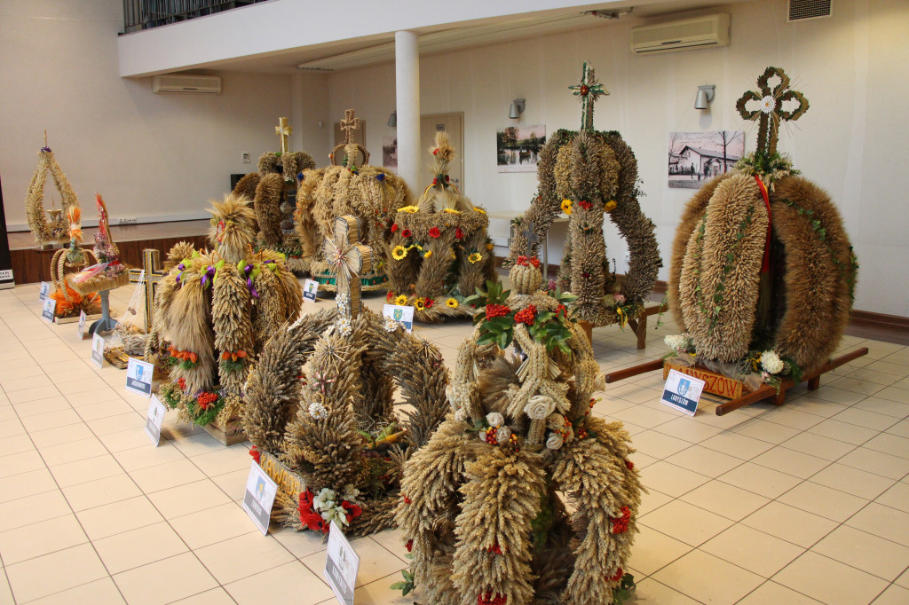 Zbrosławice. Wystawa koron żniwnych