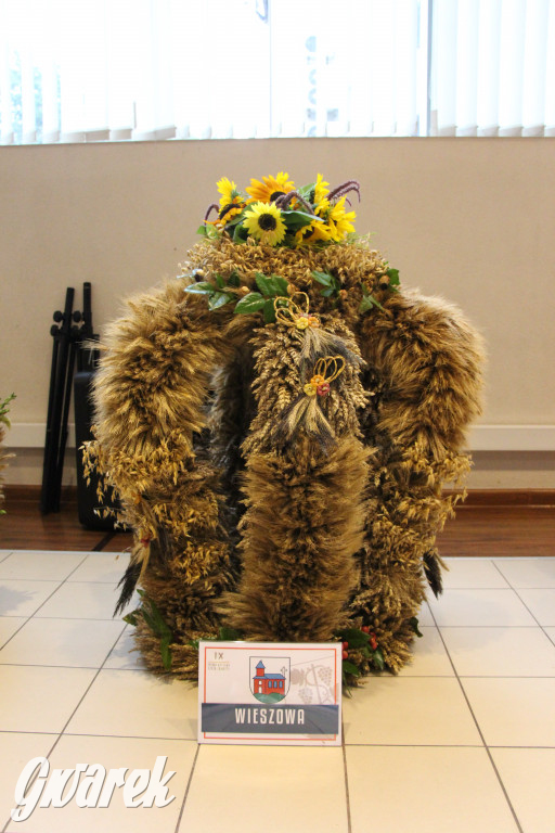 Zbrosławice. Wystawa koron żniwnych