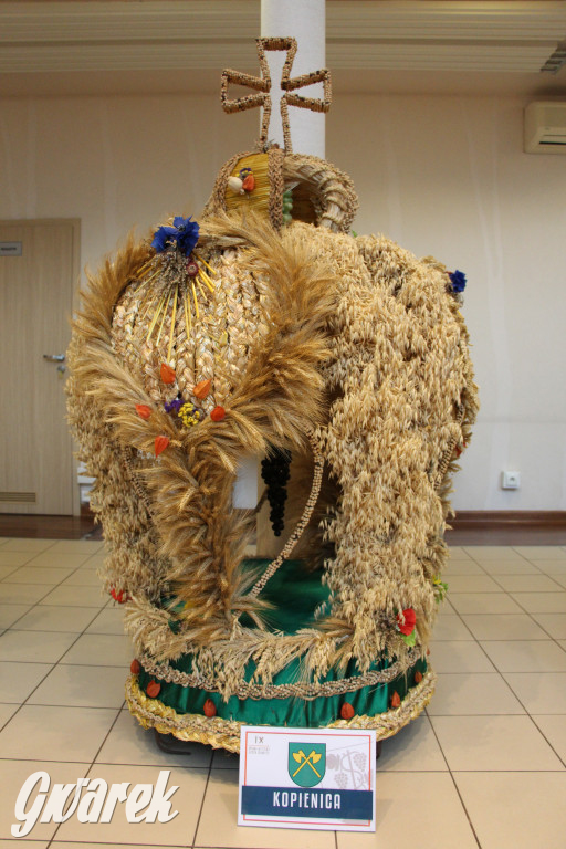 Zbrosławice. Wystawa koron żniwnych