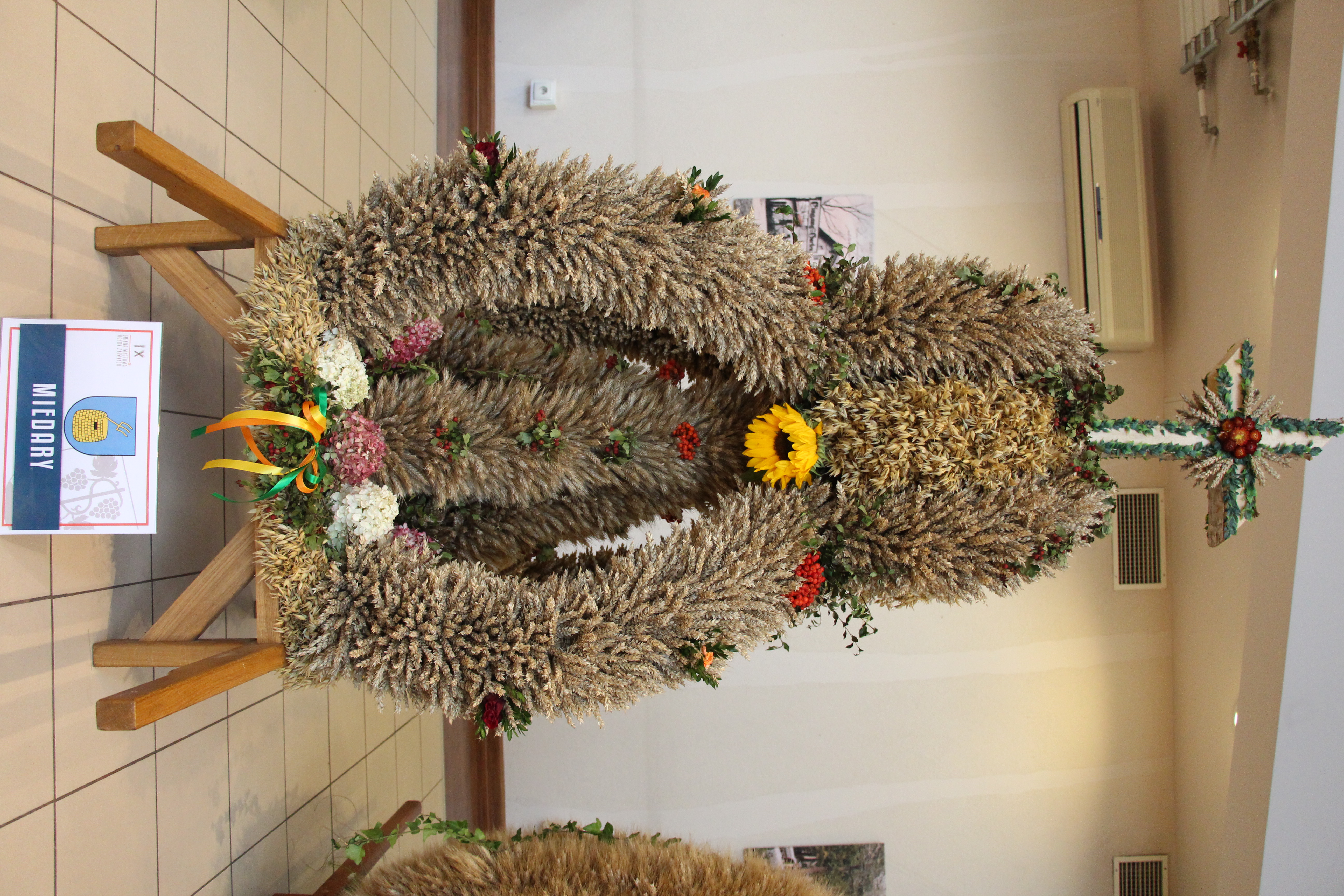 Zbrosławice. Wystawa koron żniwnych