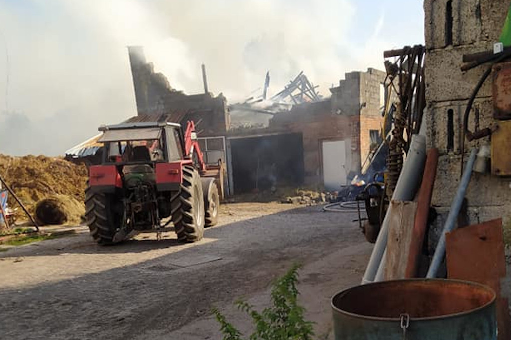 Pali się. Ranny mężczyzna