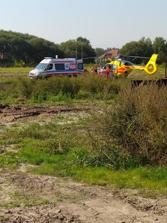 Pali się. Ranny mężczyzna