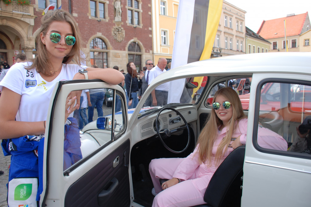 Zabytkowe pojazdy na tarnogórskim rynku