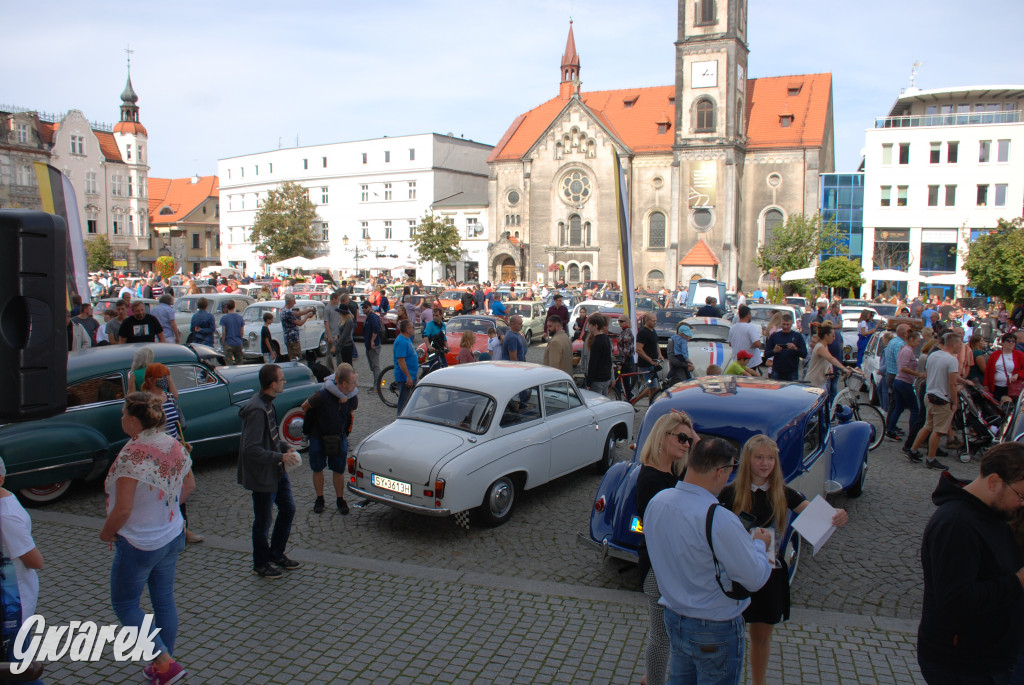 Zabytkowe pojazdy na tarnogórskim rynku