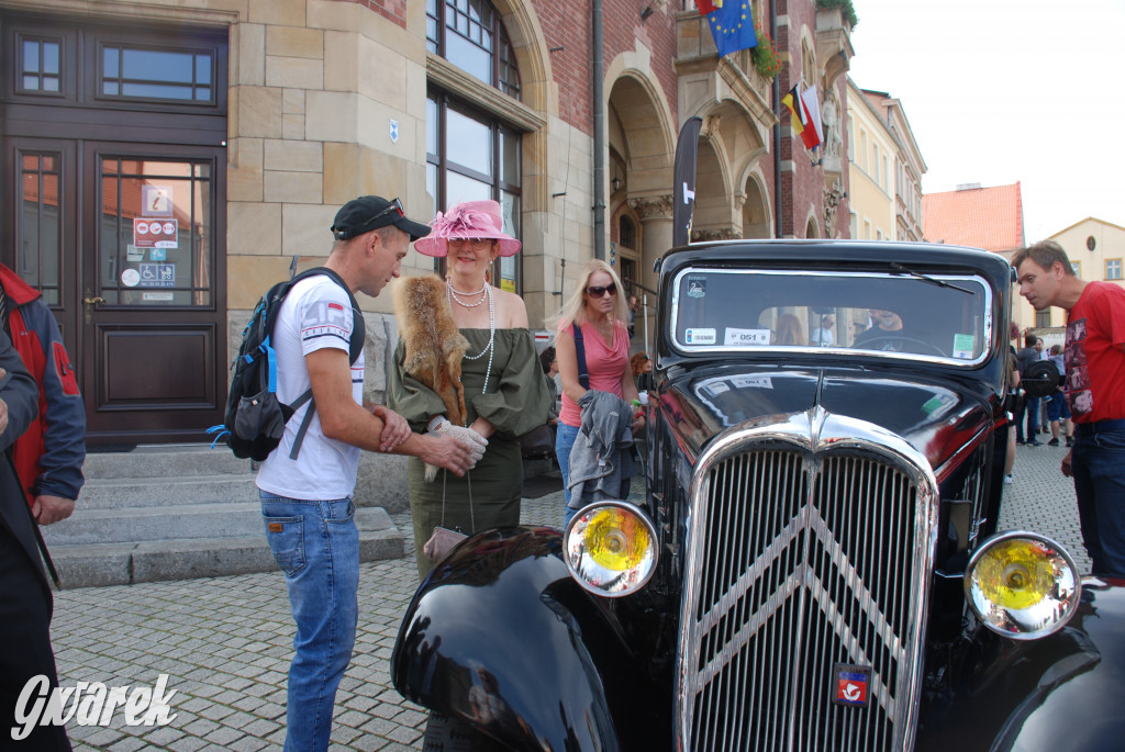 Zabytkowe pojazdy na tarnogórskim rynku