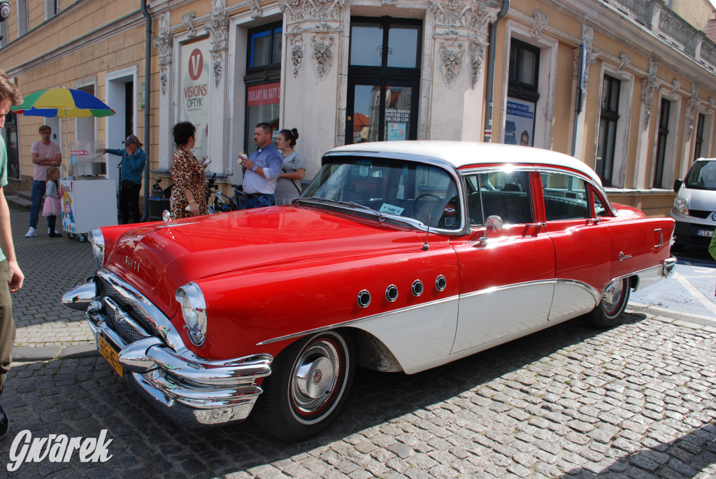 Zabytkowe pojazdy na tarnogórskim rynku