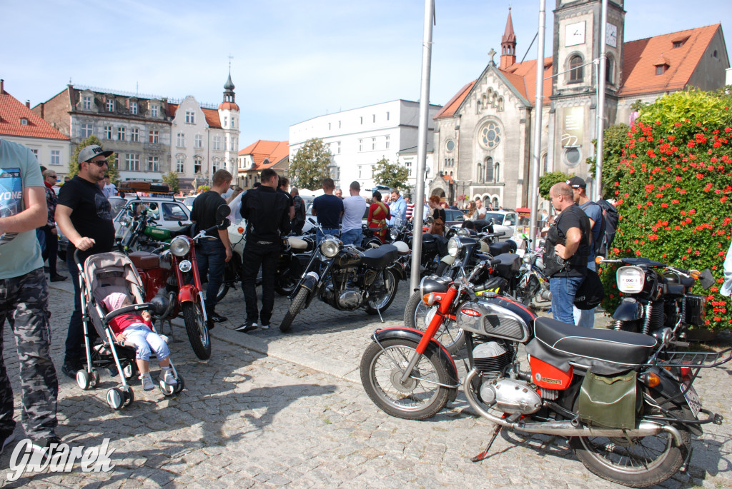 Zabytkowe pojazdy na tarnogórskim rynku