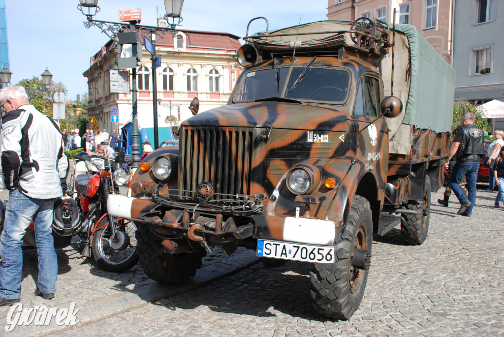 Zabytkowe pojazdy na tarnogórskim rynku